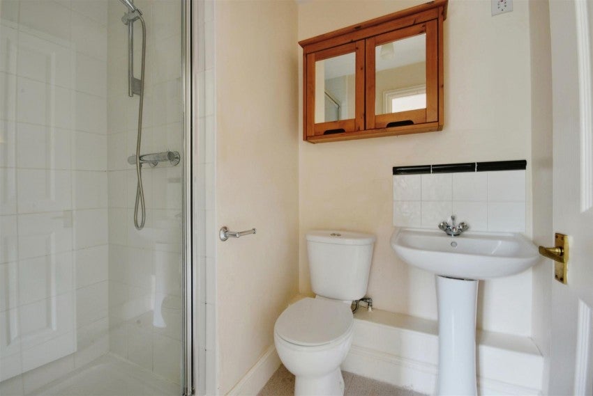 Flat Eastbury Road in Watford