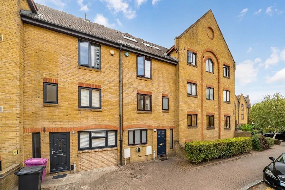 House Kennet Street in Greater London