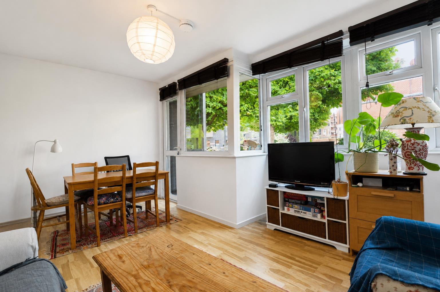 Flat Milton Gardens in Staines-Upon-Thames