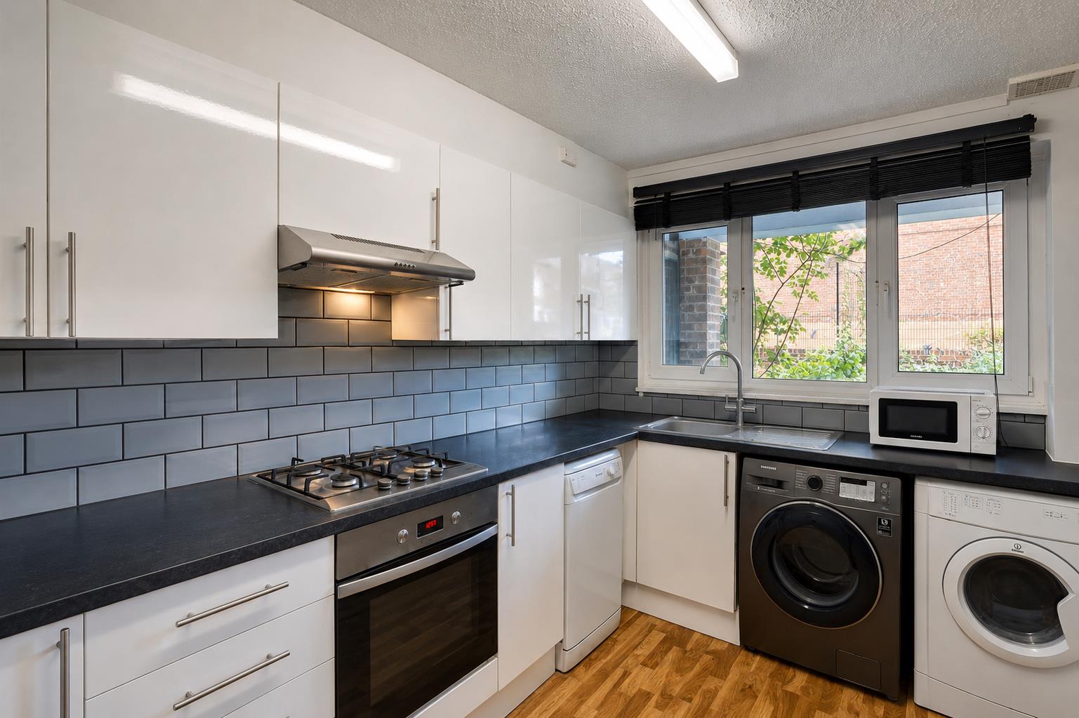 Flat Milton Gardens in Staines-Upon-Thames