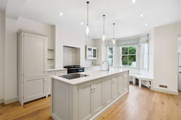 House Westcroft Square in Greater London