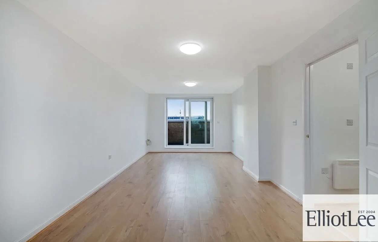 Flat Wellspring Crescent in Greater London