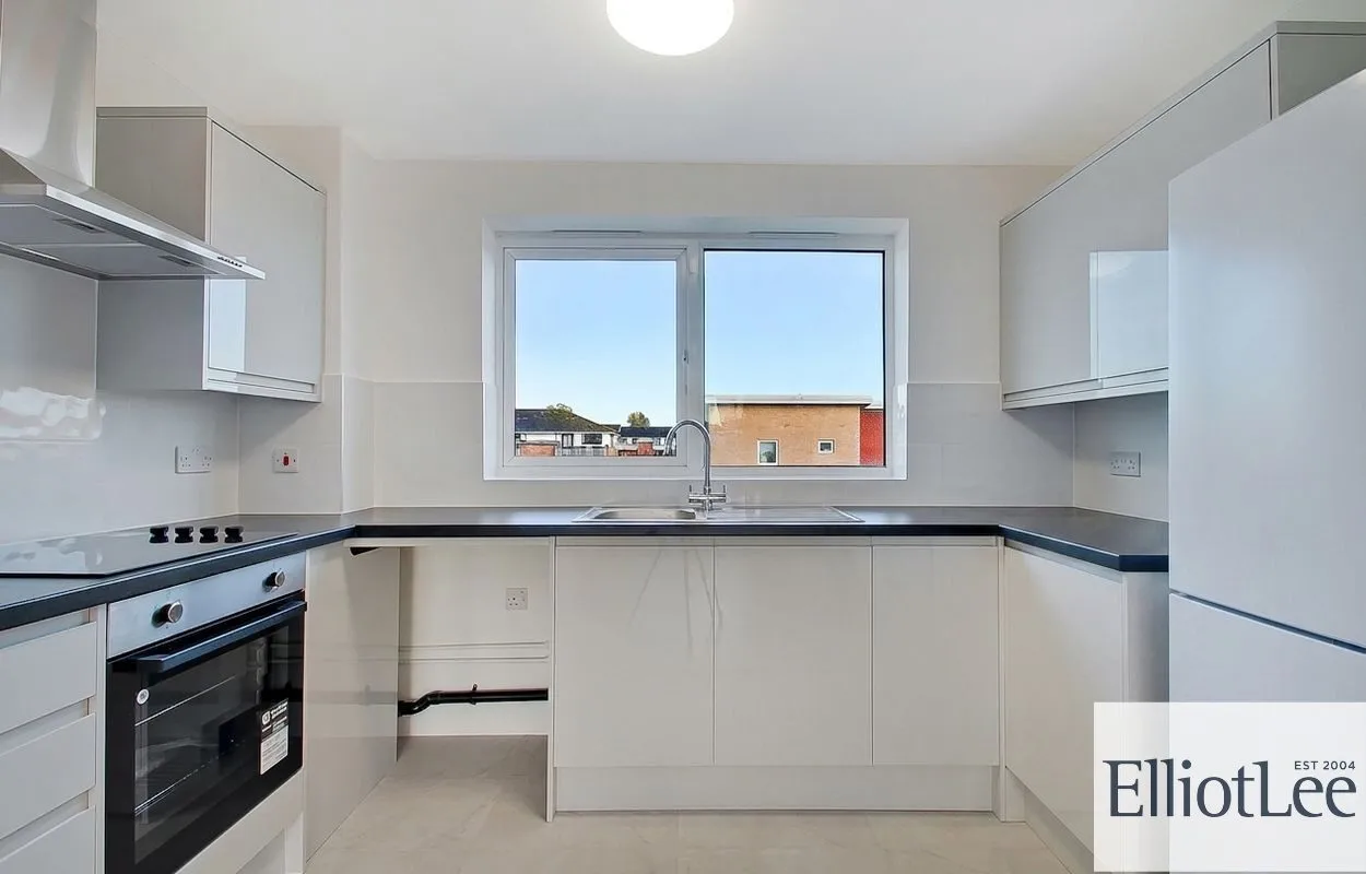 Flat Wellspring Crescent in Greater London