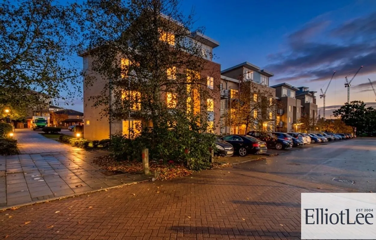 Flat Wellspring Crescent in Greater London