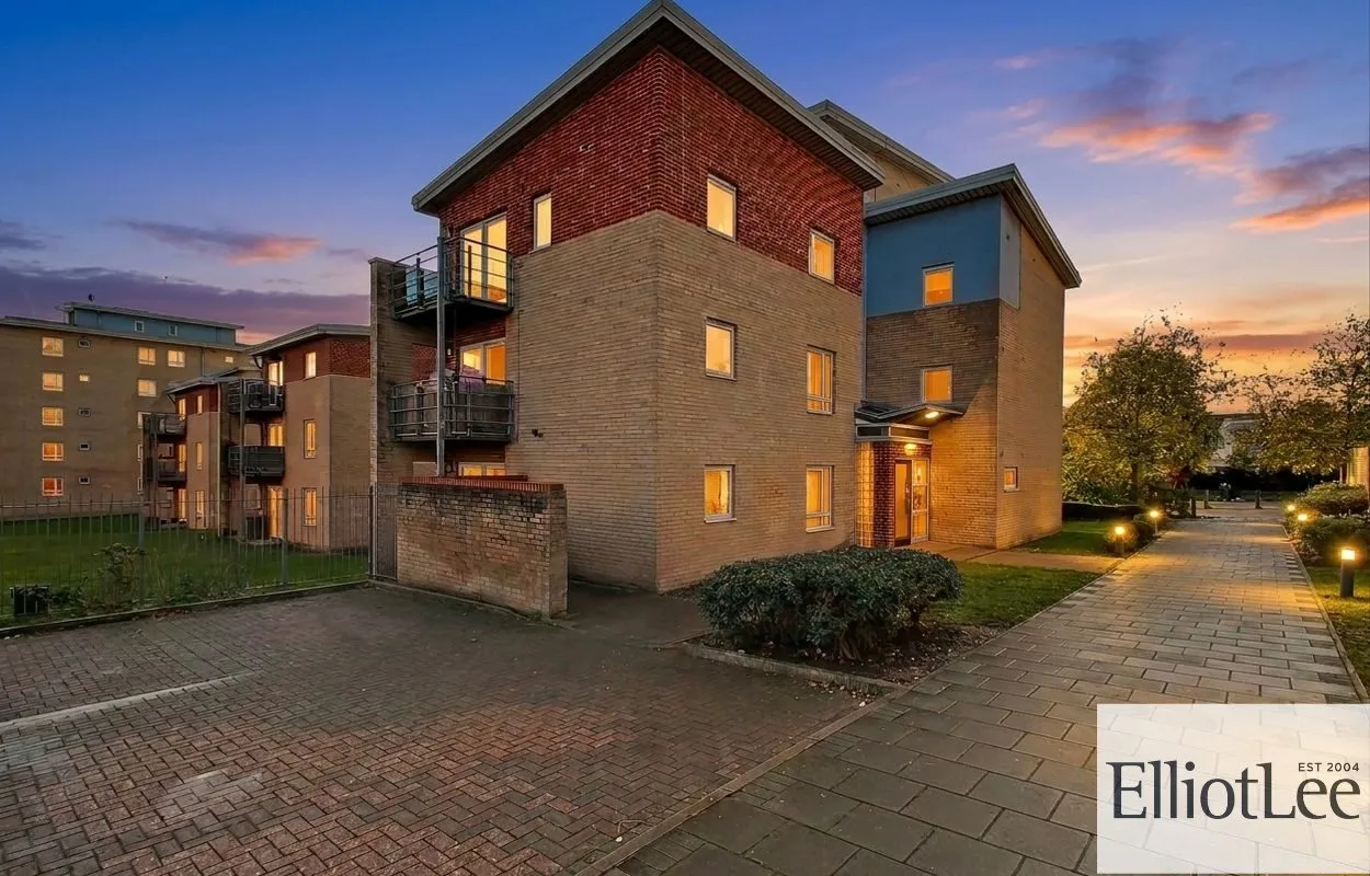 Flat Wellspring Crescent in Greater London