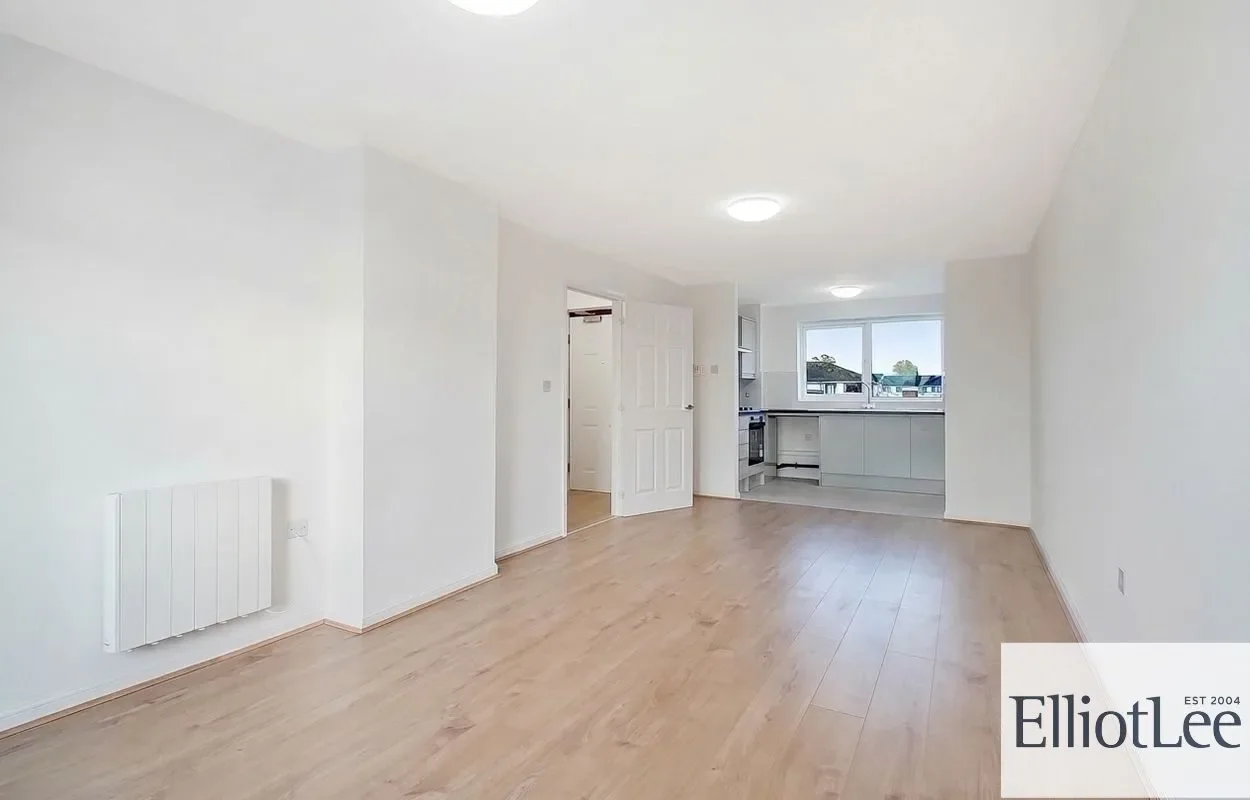 Flat Wellspring Crescent in Greater London