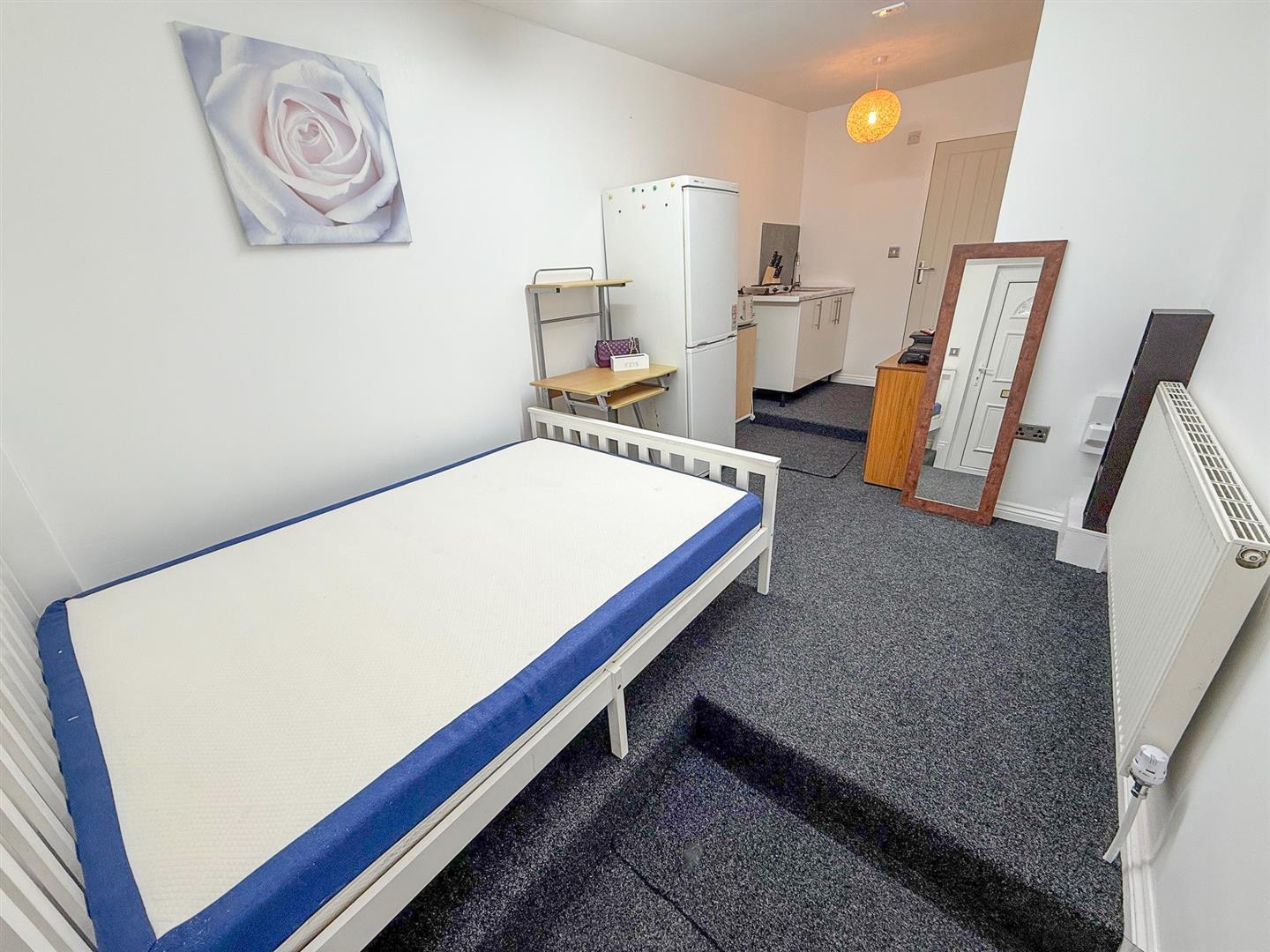 Flat Stonegate Road in Leeds