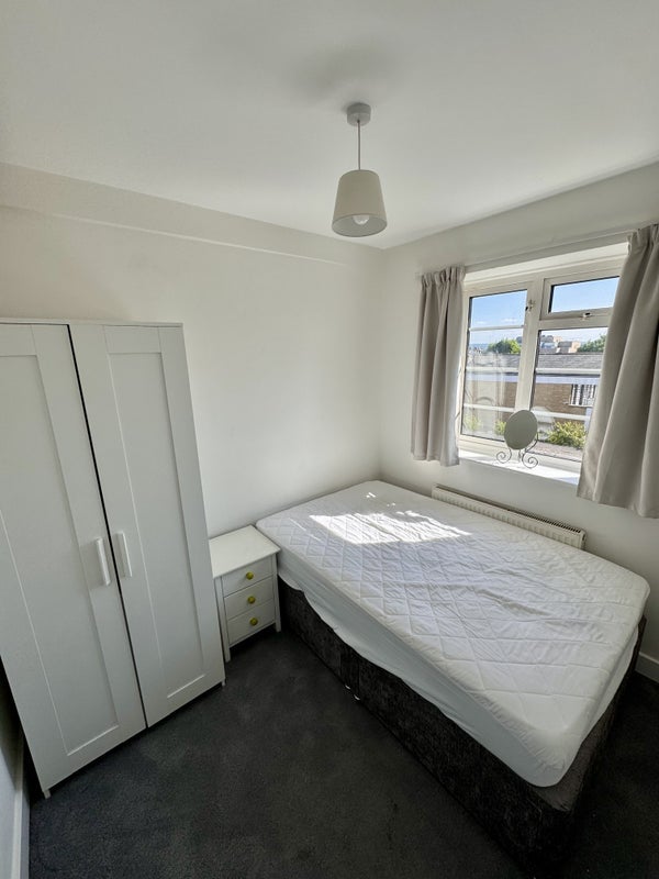 Flat Holmbury Court in Greater London