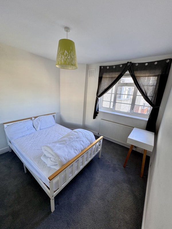 Flat Holmbury Court in Greater London