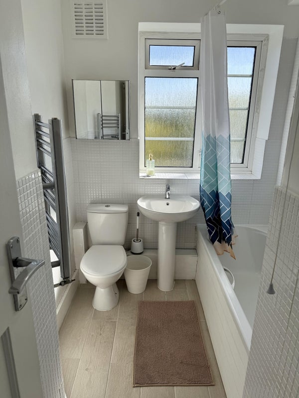 Flat Holmbury Court in Greater London