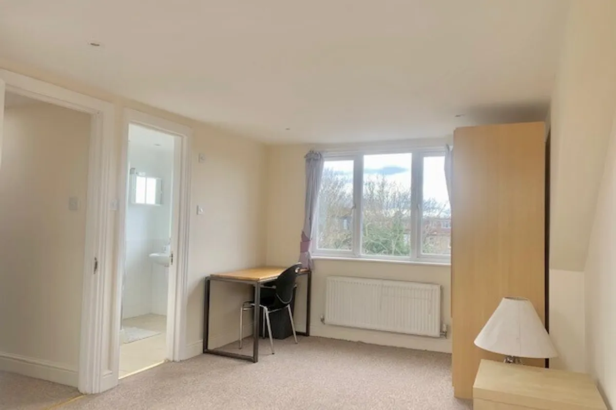 Flat Kingsway in Greater London