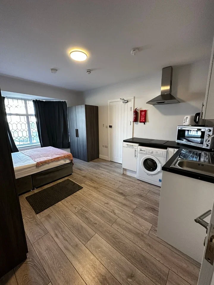 Flat Vicarage Way in Greater London