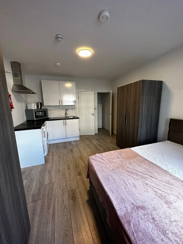 Flat Vicarage Way in Greater London