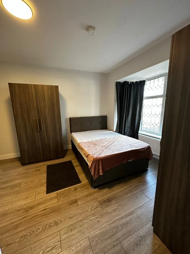 Flat Vicarage Way in Greater London