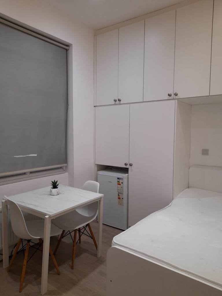 Flat Queenstown Road in Greater London