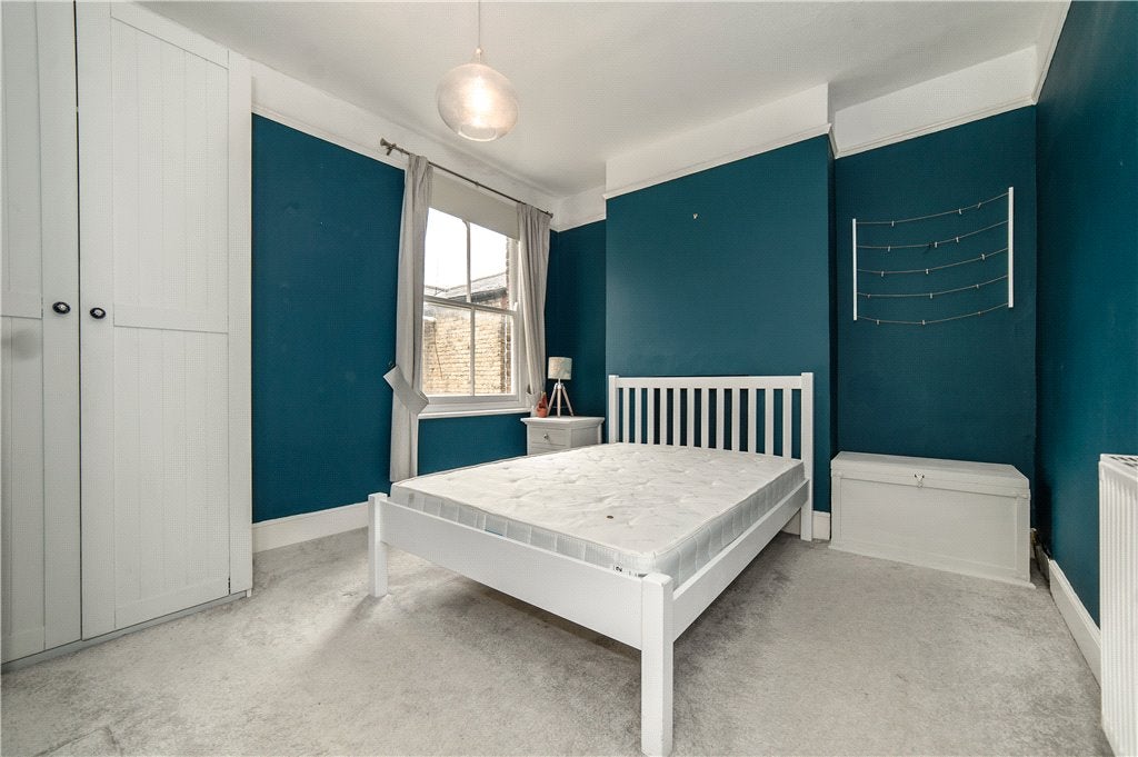 Flat Dumbarton Road in Greater London