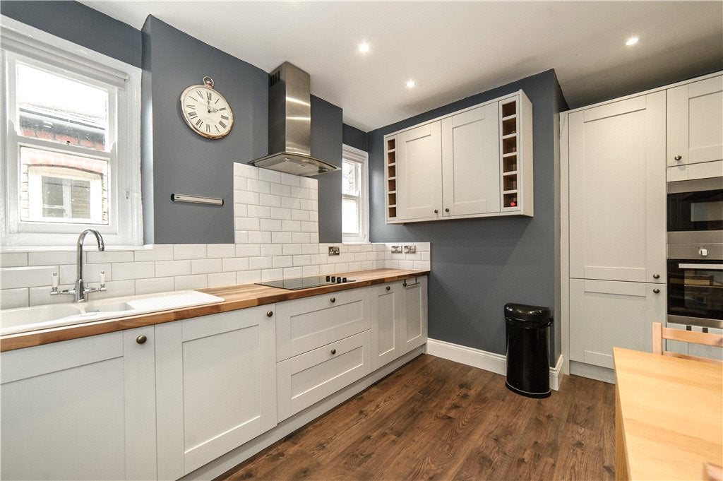 Flat Dumbarton Road in Greater London