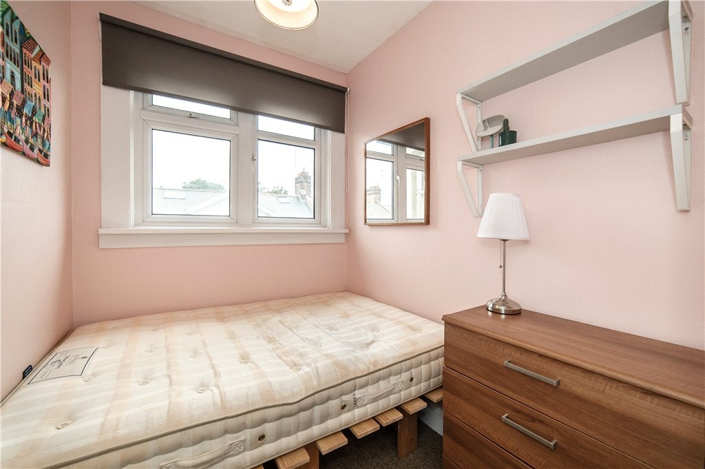 Flat Dumbarton Road in Greater London