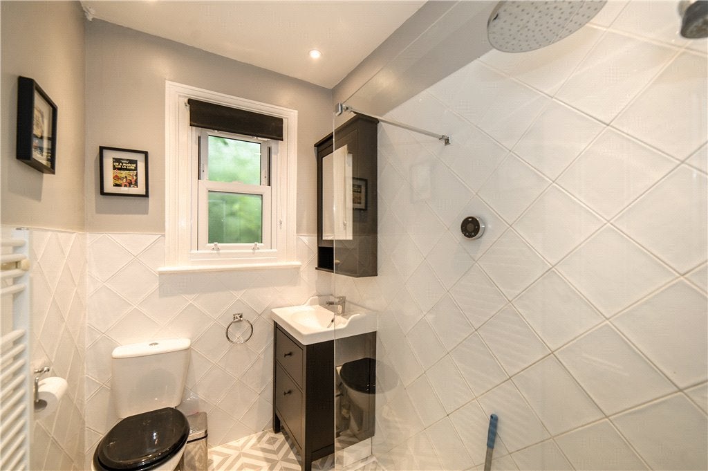 Flat Dumbarton Road in Greater London