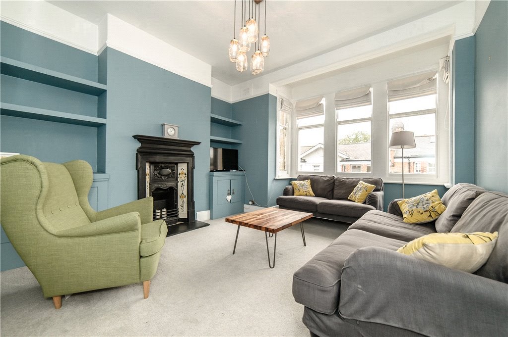 Flat Dumbarton Road in Greater London