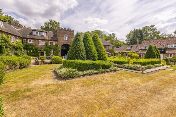 Flat Tudor Court in London