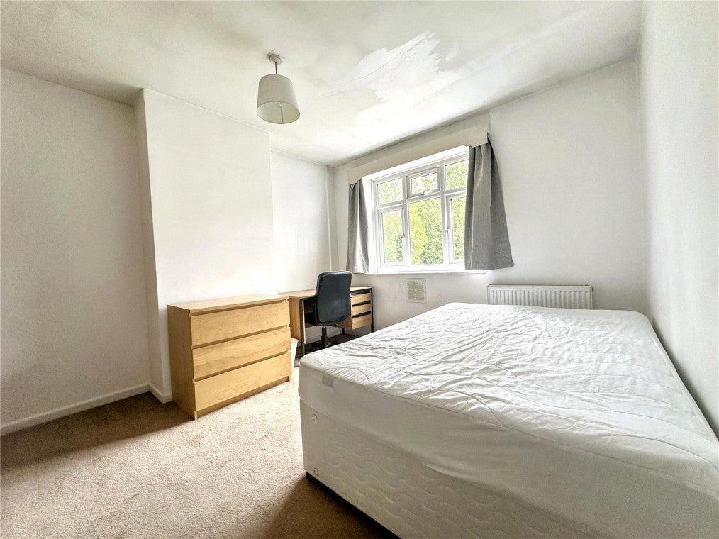 Flat Stroud Crescent in Greater London