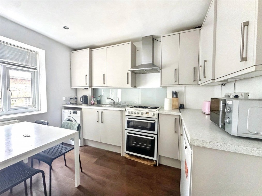 Flat Stroud Crescent in Greater London
