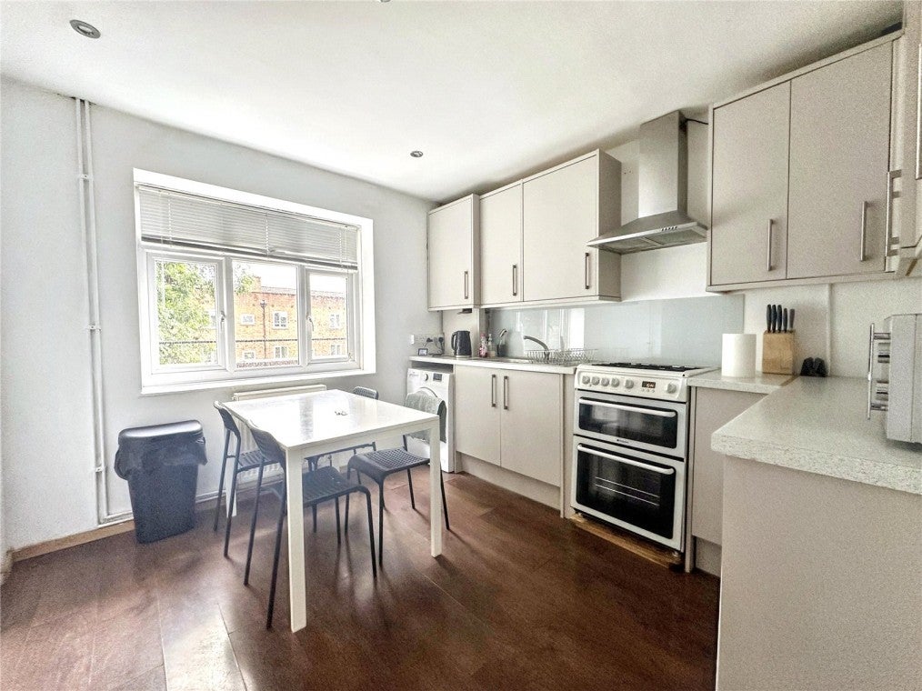 Flat Stroud Crescent in Greater London