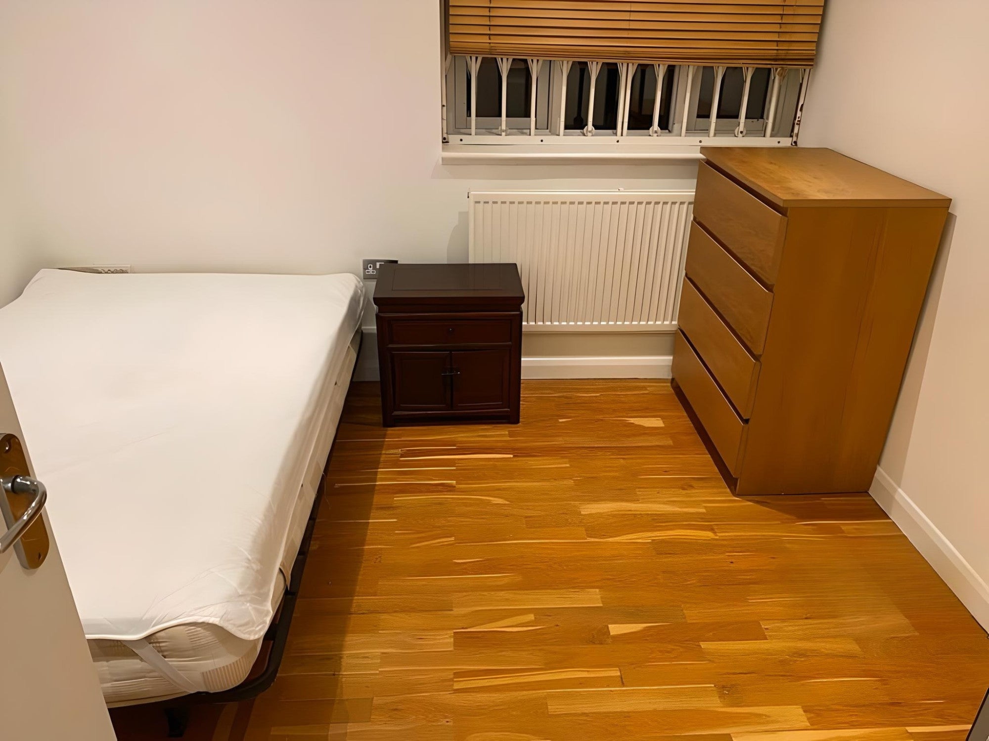 Flat Poynders Gardens in Greater London