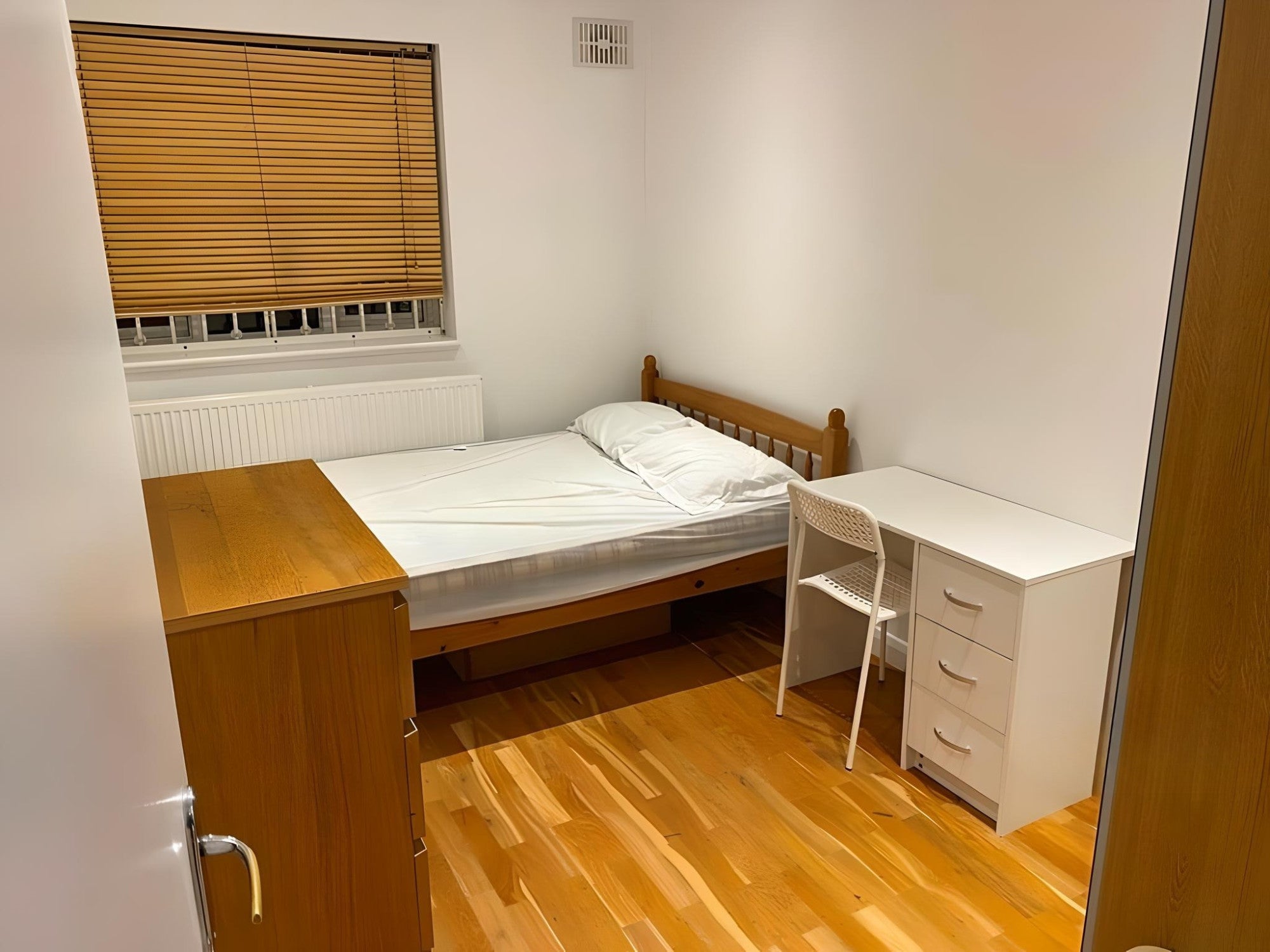 Flat Poynders Gardens in Greater London