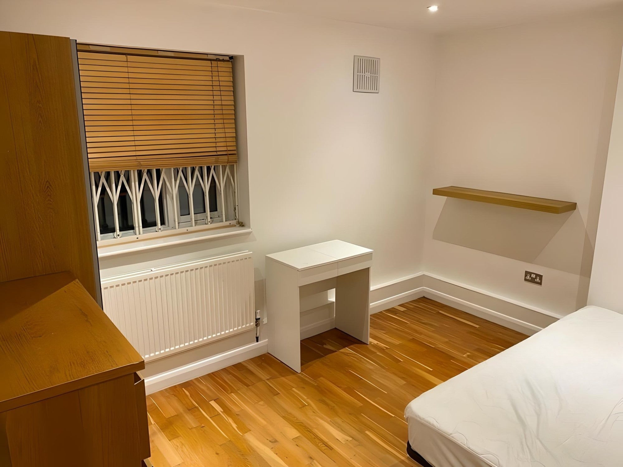 Flat Poynders Gardens in Greater London