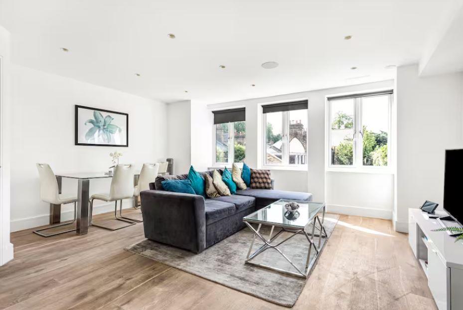 Flat Disraeli Road in Greater London