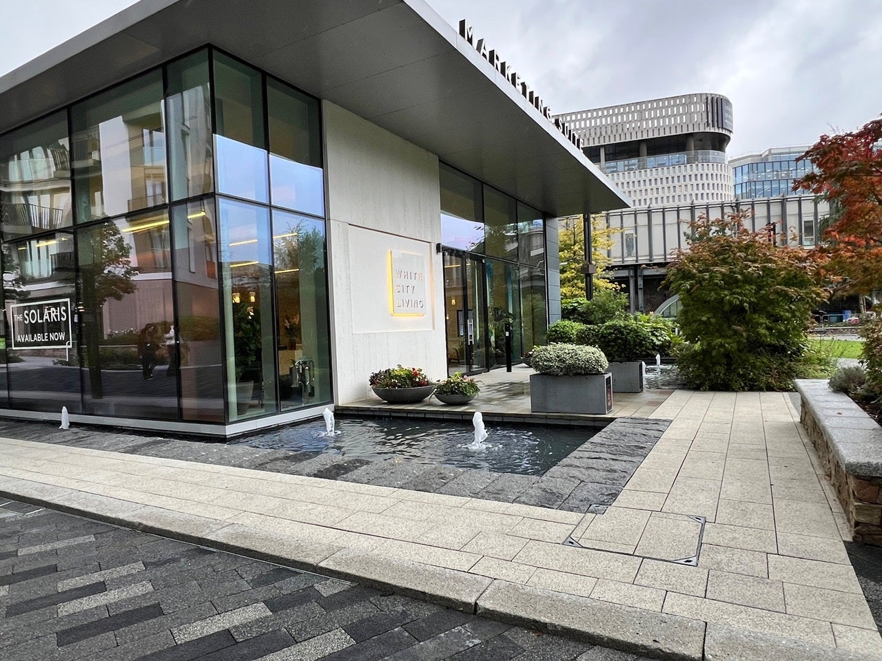 Flat Fountain Park Way in Greater London