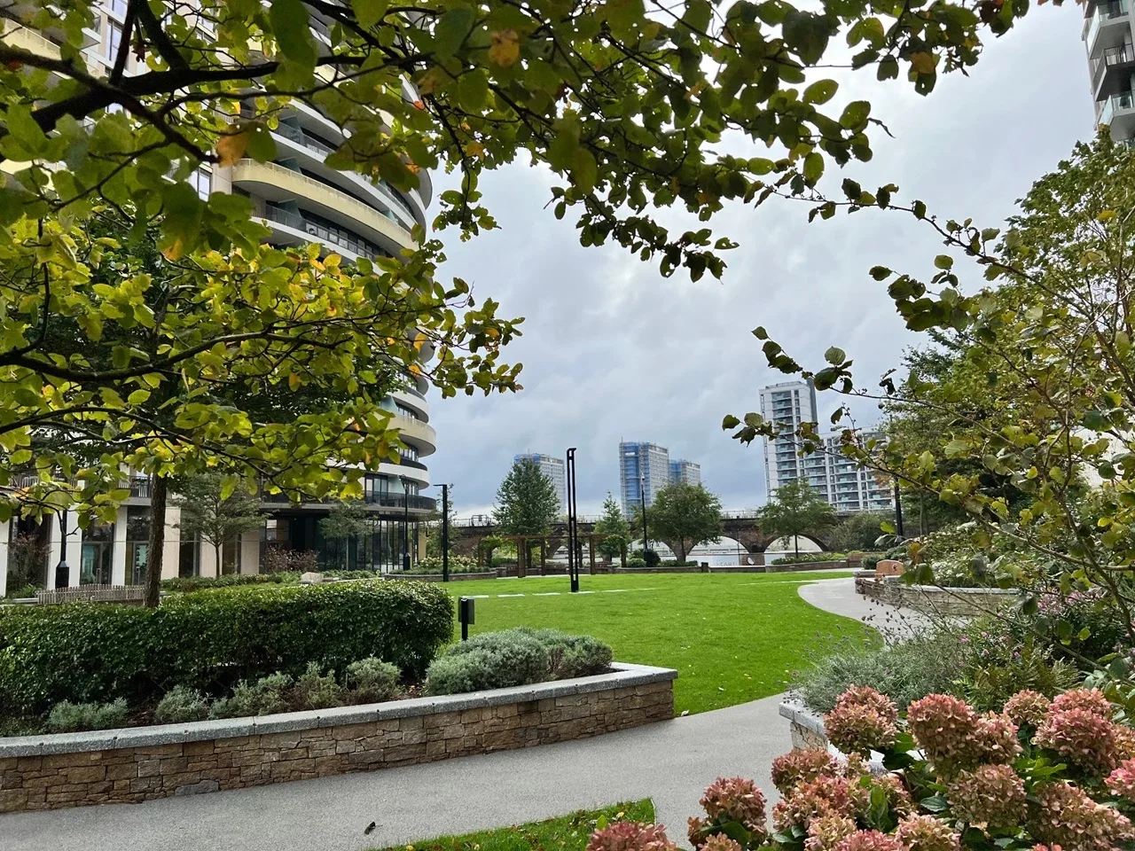 Flat Fountain Park Way in Greater London