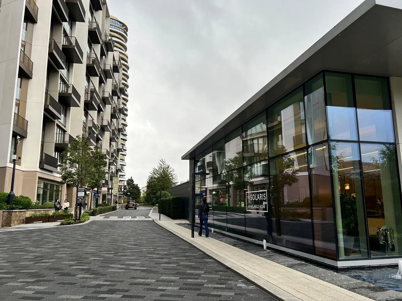 Flat Fountain Park Way in Greater London