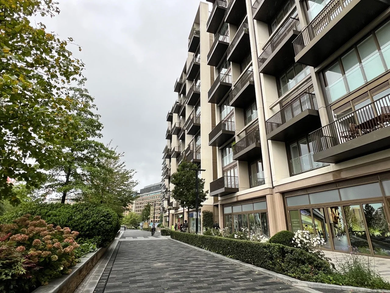 Flat Fountain Park Way in Greater London