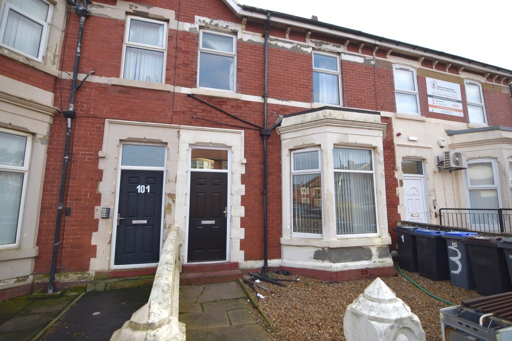 Flat Knowle Avenue in Blackpool