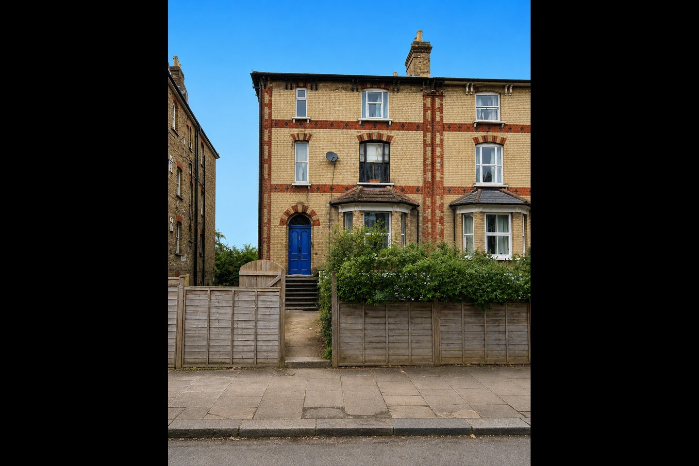 Flat Warham Road in Greater London