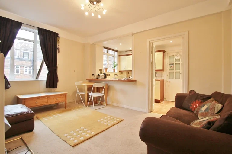Flat Hammersmith Road in Greater London