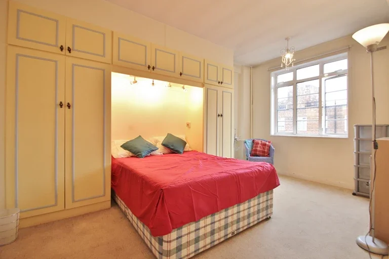 Flat Hammersmith Road in Greater London