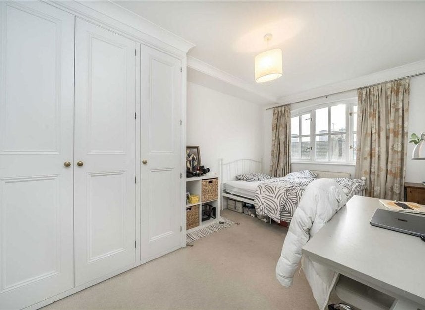 Flat Theed Street in Greater London