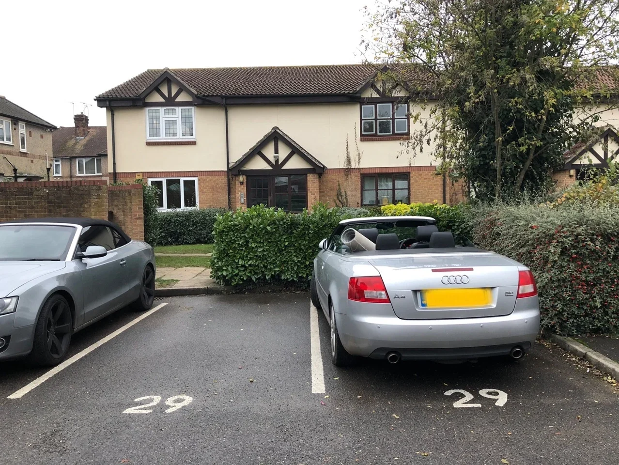 Flat Peel Court in Slough