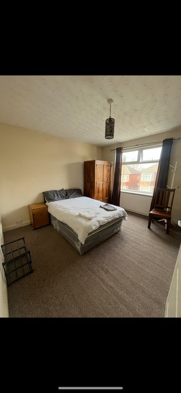 Room Ovington Grove in Newcastle upon Tyne