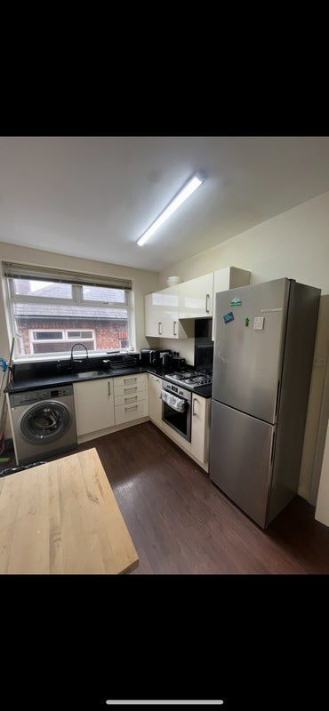 Room Ovington Grove in Newcastle upon Tyne
