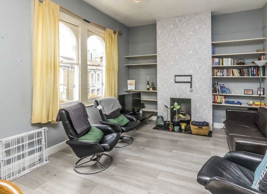 Flat Plato Road in Greater London