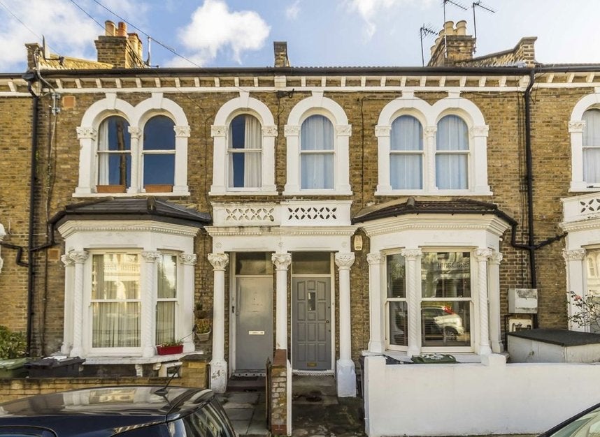 Flat Plato Road in Greater London