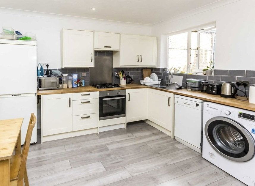 Flat Plato Road in Greater London