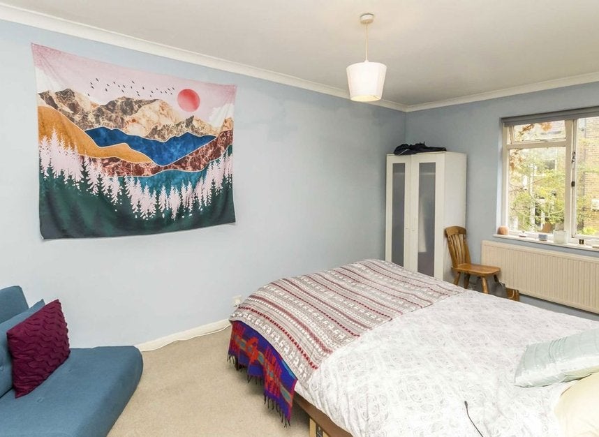 Flat Plato Road in Greater London