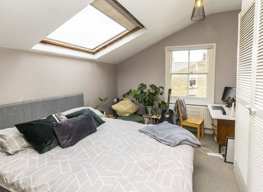 Flat Plato Road in Greater London