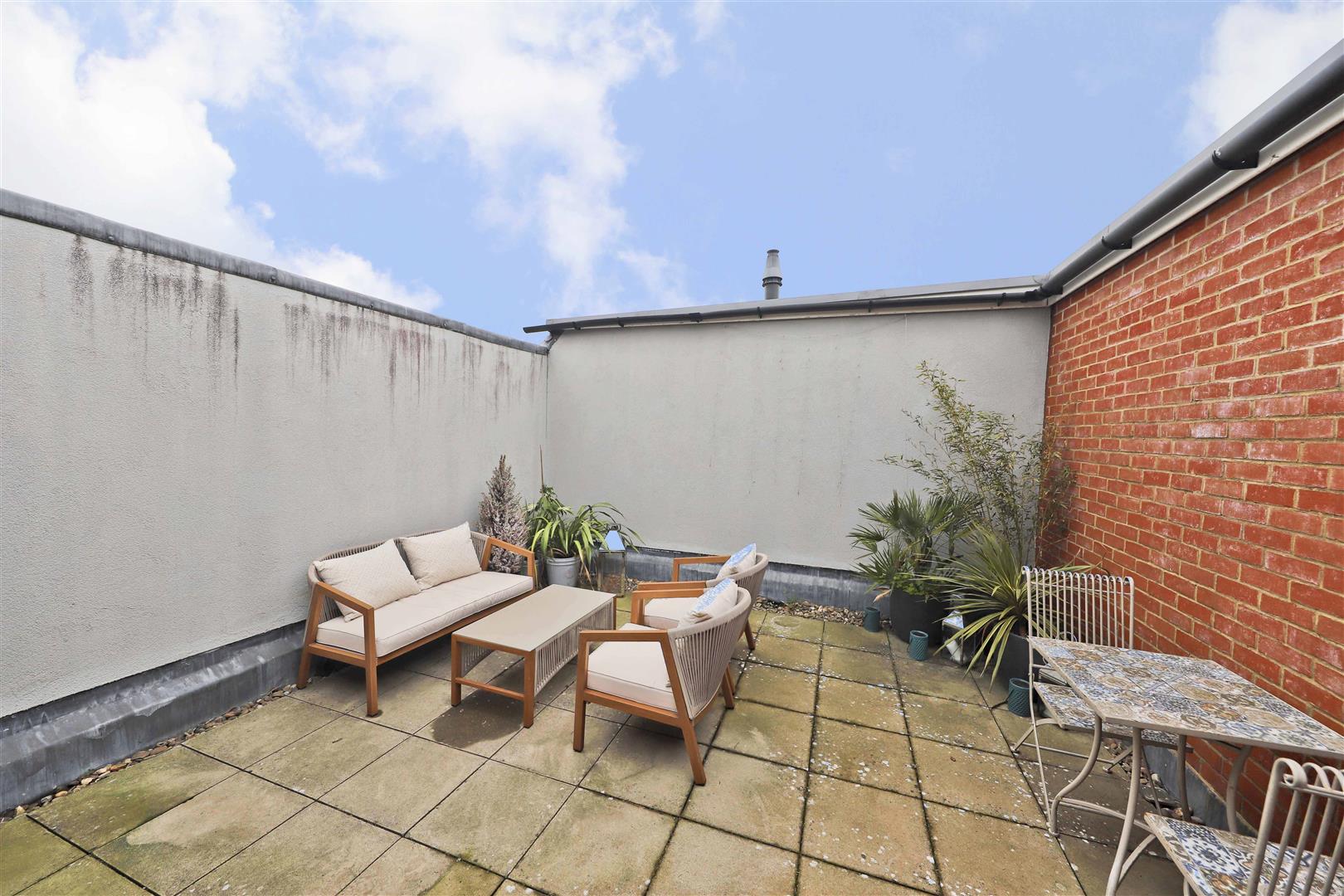 Flat Pembroke Road in Greater London